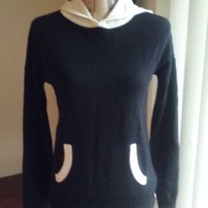 Neiman Marcus Black/Cream Cashmere Sweater in S